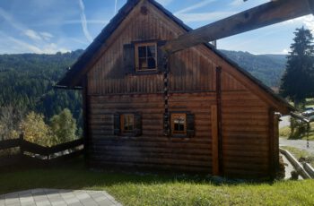 Gegenüberliegende Hütte