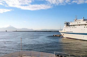 Schiff im Hafen von Neapel