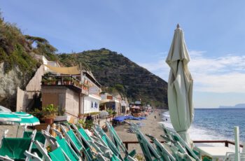 Liegestühle am Maronti-Strand