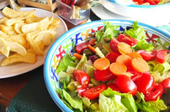 Bunter Salat und Pommes
