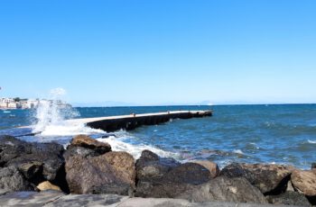 Wellen über Ischia Ponte