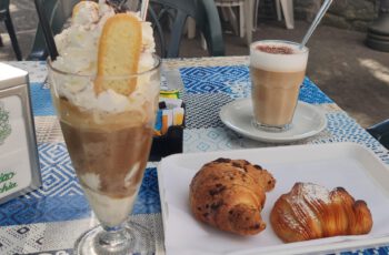 Eiskaffee und Snacks