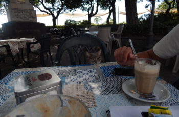 Katze mit am Tisch